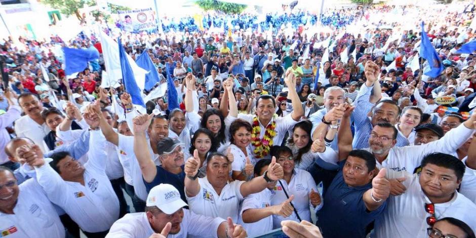 Vecinos de San Martín Mexicapam dan su apoyo a Samuel Gurrión Matías