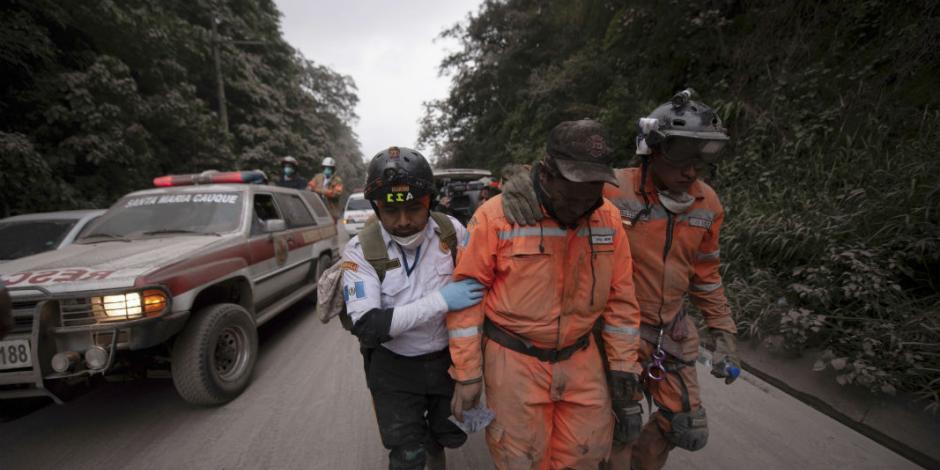 Suman al menos 25 muertos por erupción volcánica en Guatemala