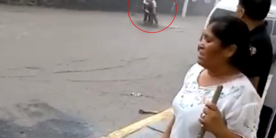 VIDEO: Joven rescata a niño que era arrastrado por corriente en Chimalhuacán