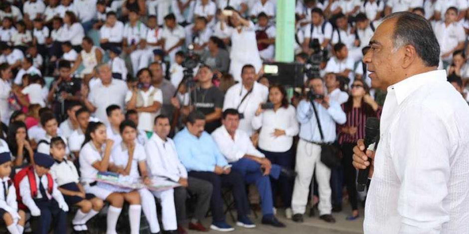 Astudillo entrega más de 22.4 mdp para obras escolares en Acapulco