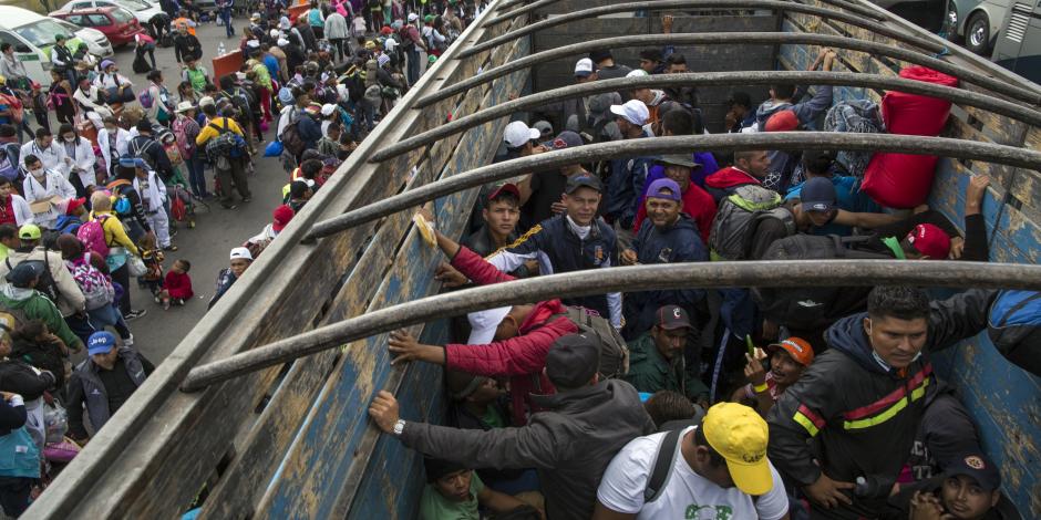 Caravana Migrante sigue recorrido a Tijuana y pasa por caseta de Celaya