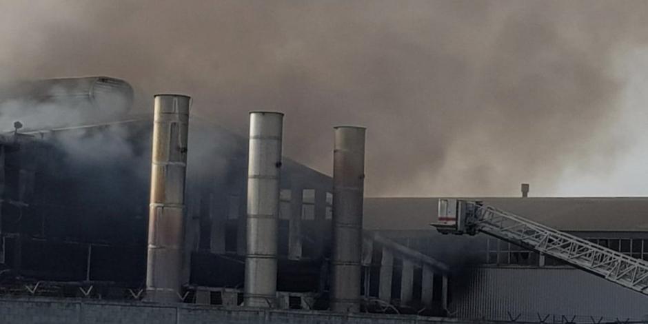 Controlan incendio en fábrica de NL; desalojan a 300 trabajadores