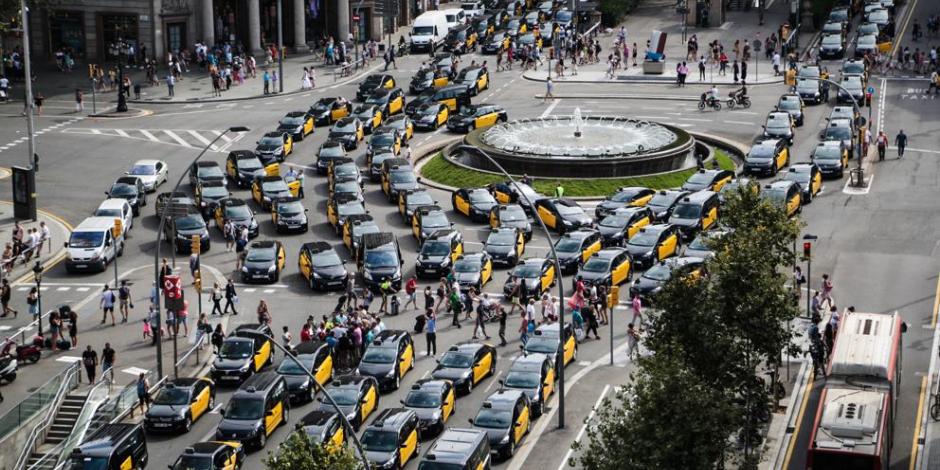 FOTOS: Taxistas de Barcelona, en huelga indefinida contra Uber y Cabify