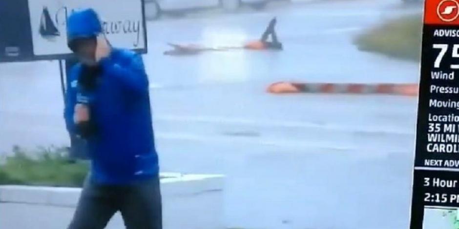 VIDEO: Periodista finge luchar contra el viento del huracán Florence