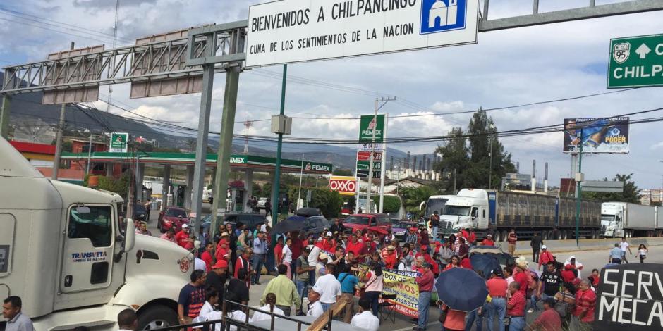 Bloqueos en Autopista del Sol y carreteras de Guerrero, planean organizaciones del PRI y PRD