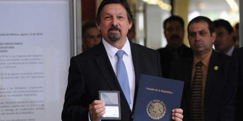 Después de 12 años, Napoleón Gómez Urrutia regresa a México; se registra como senador