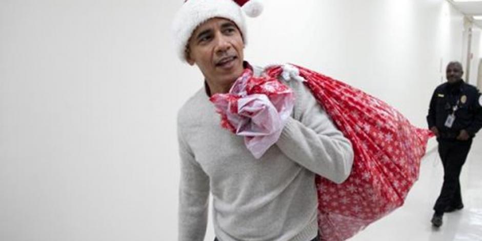 VIDEO: Barack Obama se disfraza de Santa Claus y visita hospital infantil