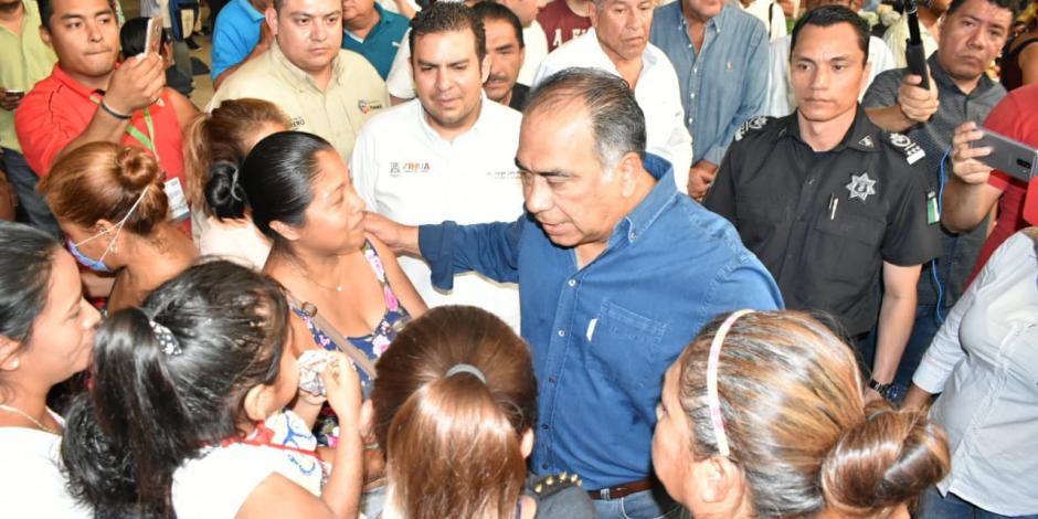 Reciben apoyo de Héctor Astudillo damnificados por incendio de Zihuatanejo