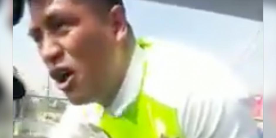 VIDEOS: Automovilista se lleva un policía en el cofre por intento de fuga