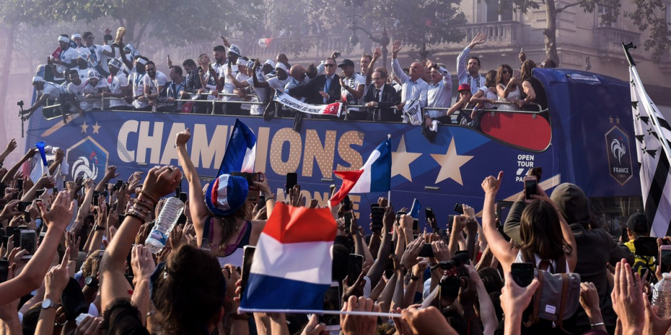 Miles de aficionados reciben la Copa del Mundo y a los campeones en París