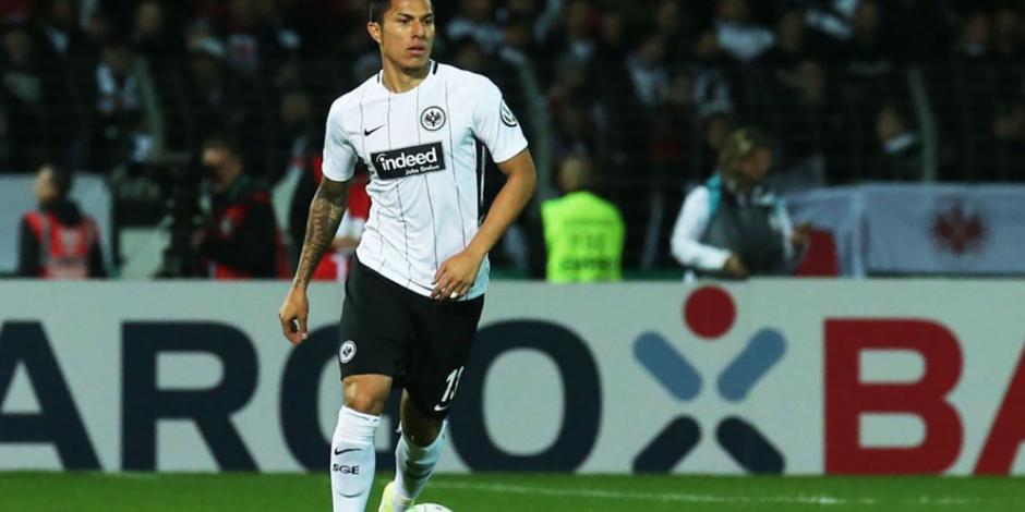 Carlos Salcedo reaparece en la banca del Frankfurt ante Wolfsburgo