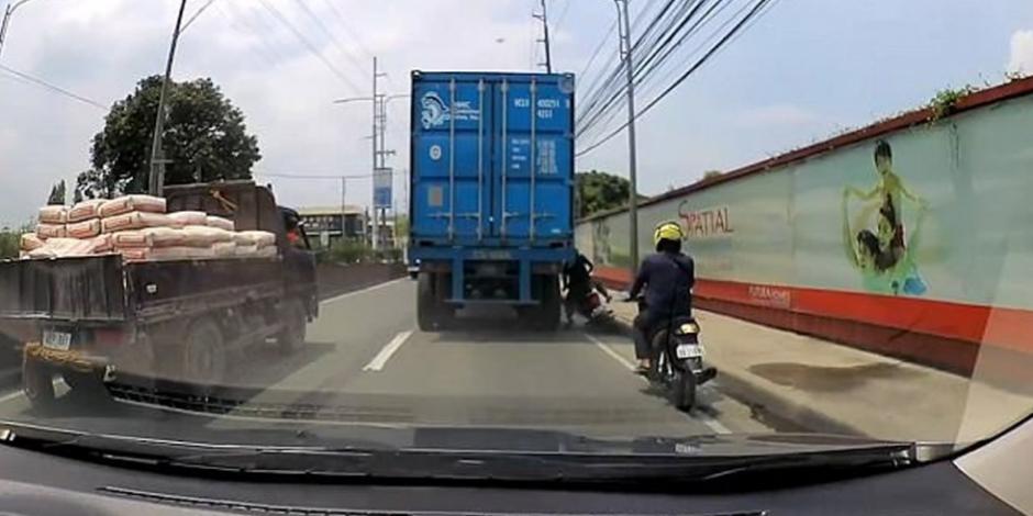 VIDEO: Motociclista sobrevive tras ver su cabeza aplastada por un camión