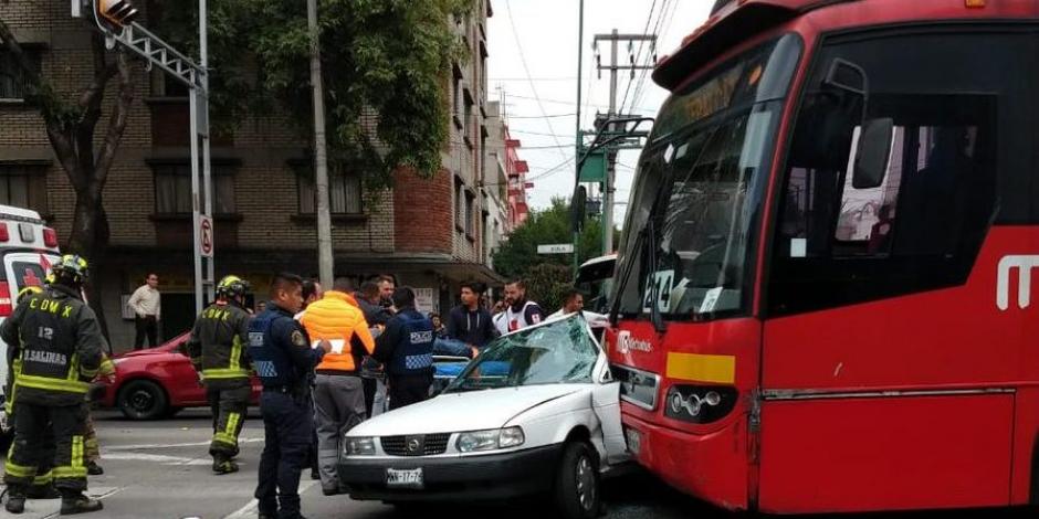 Tránsito pesado en Xola por choque de Metrobús