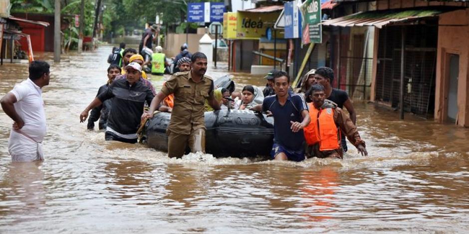 Suman 370 muertos y 800 mil desplazados por inundaciones en India