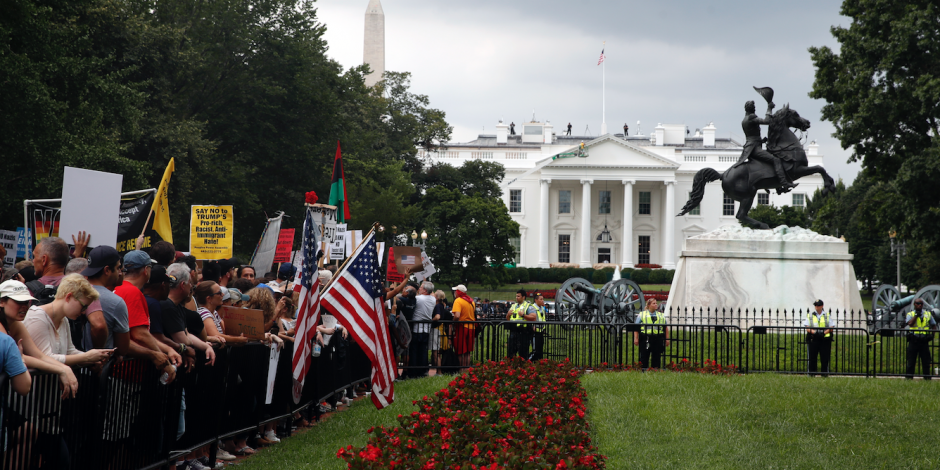 Antirracistas y supremacistas se disputan Washington con marchas en Casa Blanca