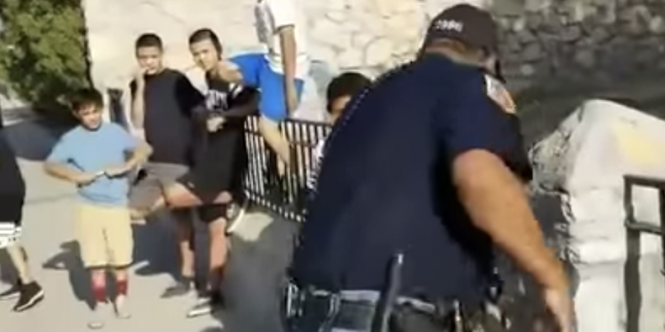 VIDEO: Policía texano que apunta a niños es confinado detrás de un escritorio