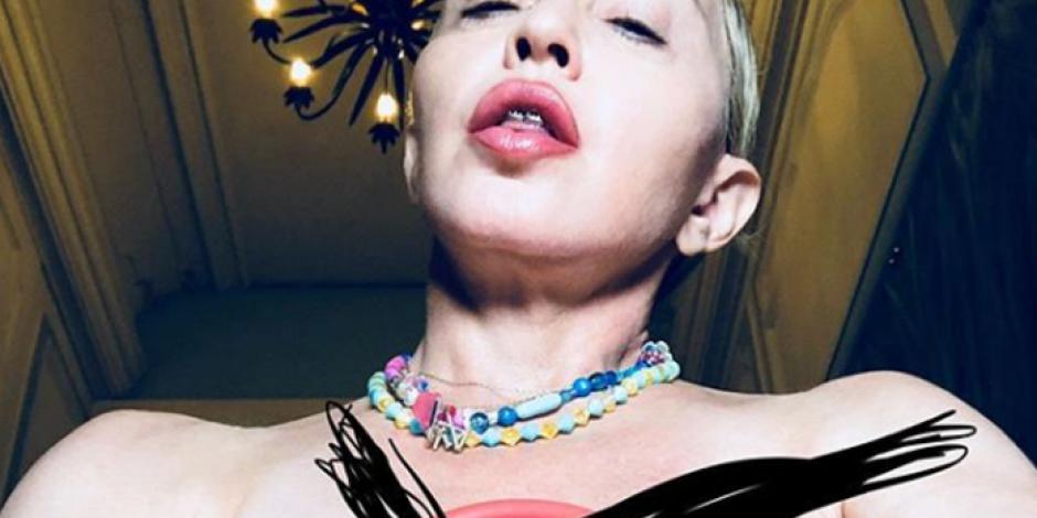 Posa Madonna en topless; fans le sugieren usar filtros