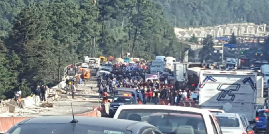 Comuneros liberan autopista y carretera México-Toluca; hay caos vehicular