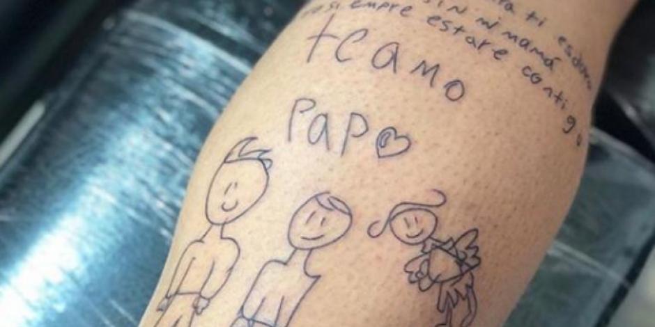 VIDEO: Futbolista se tatúa carta de su hijo que explica muerte de su mamá