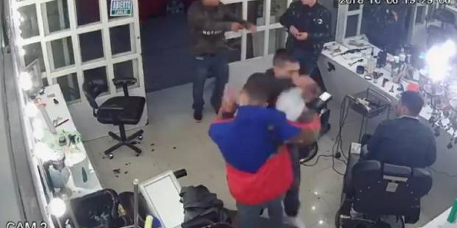VIDEO: Captan asalto de 2 sujetos en barbería de la Cuauhtémoc