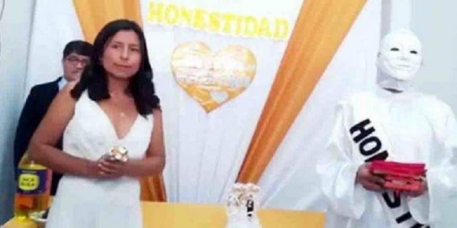 VIDEO: Vestida de blanco candidata se casa... con la Honestidad