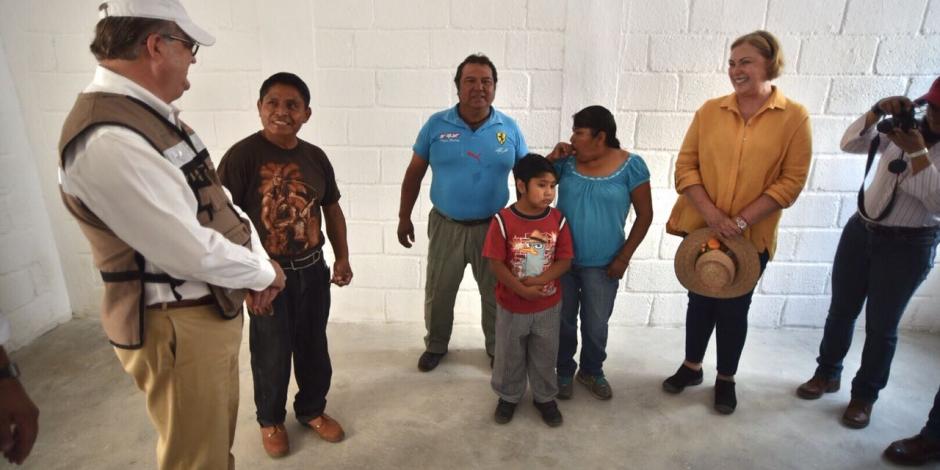 Entregan viviendas a 8 familias de Xochitepec y Temixco