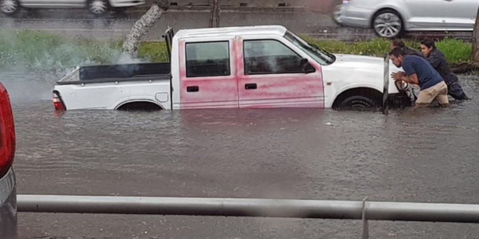 FOTOS: Tras lluvia, reportan inundaciones en Periférico Norte