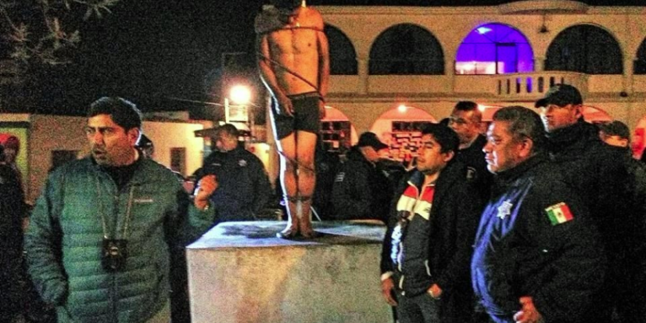 En Tlaxcala, golpean y exhiben en plaza pública a menor de edad acusado de robo