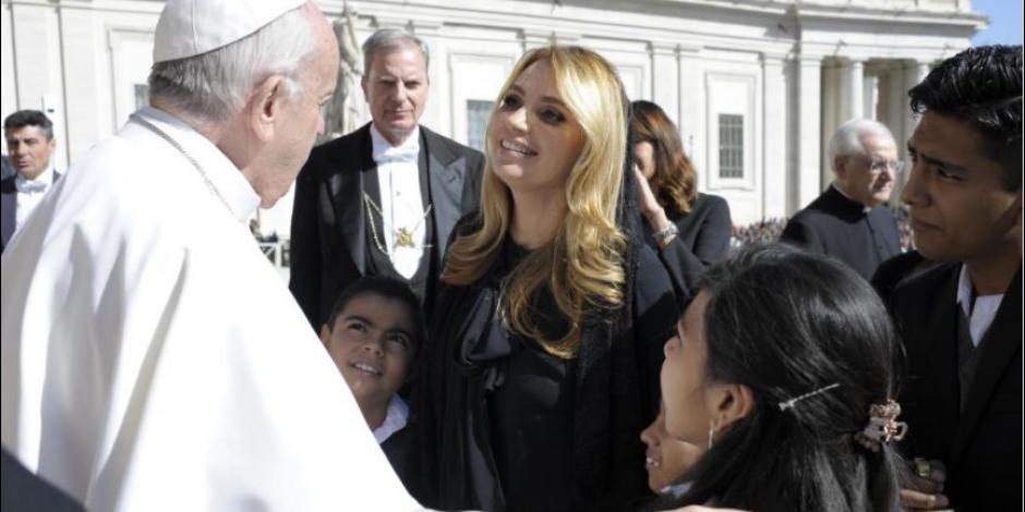 Niños del Hospital Infantil y Angélica Rivera visitan al Papa Francisco