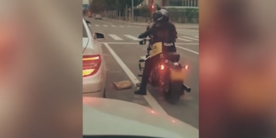VIDEO: Motociclista encara y le devuelve basura a conductora en Pekín