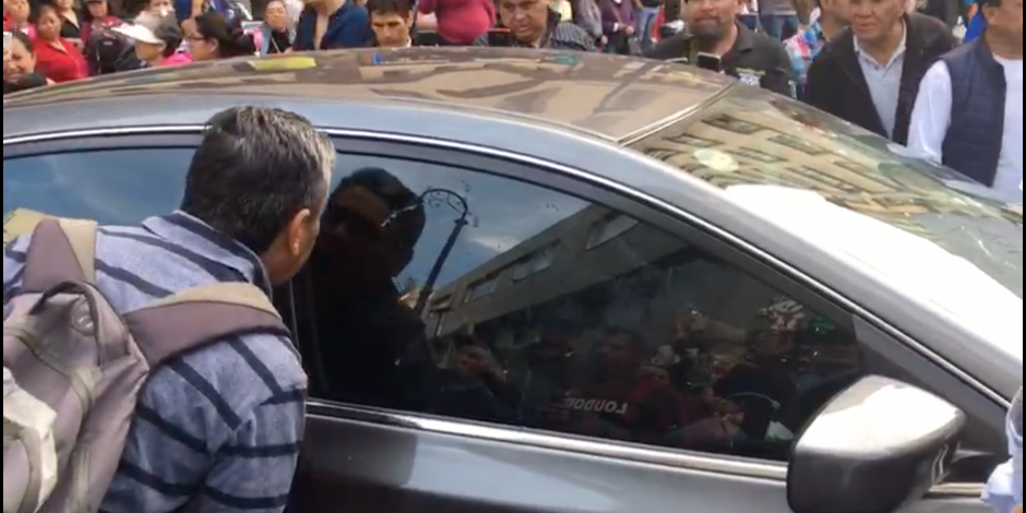 VIDEO: Manifestantes arrojan objetos e insultan a miembros de la SCJN