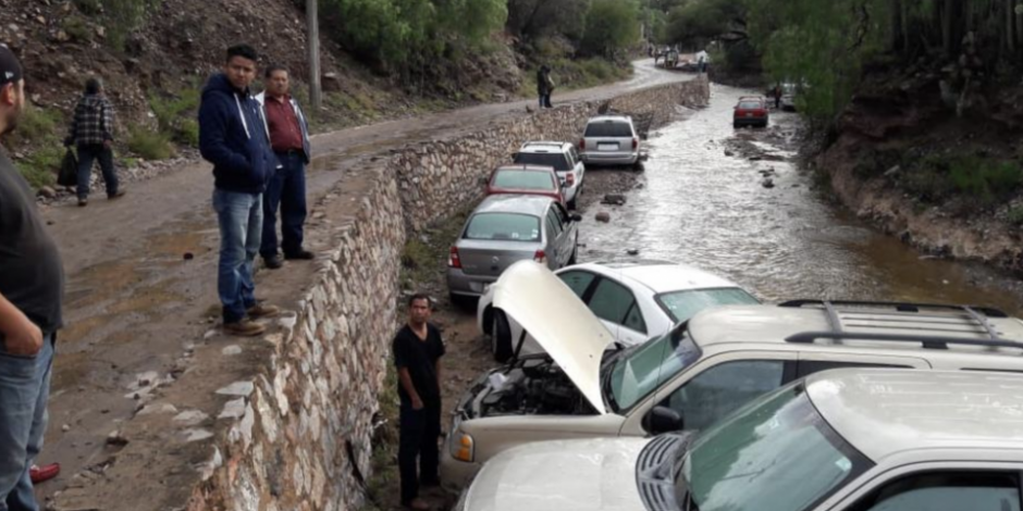 Crece río en SLP y arrastra al menos 50 vehículos