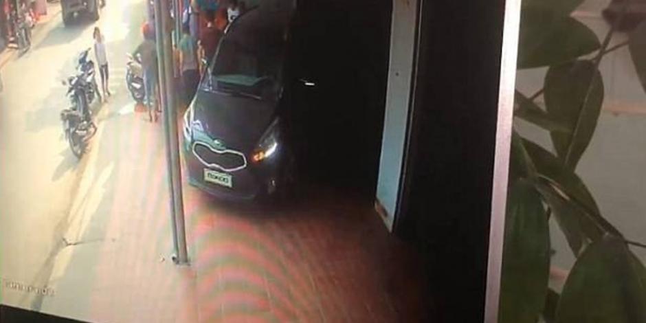 VIDEO: Conductora aplasta a hombre que la ayuda a estacionarse