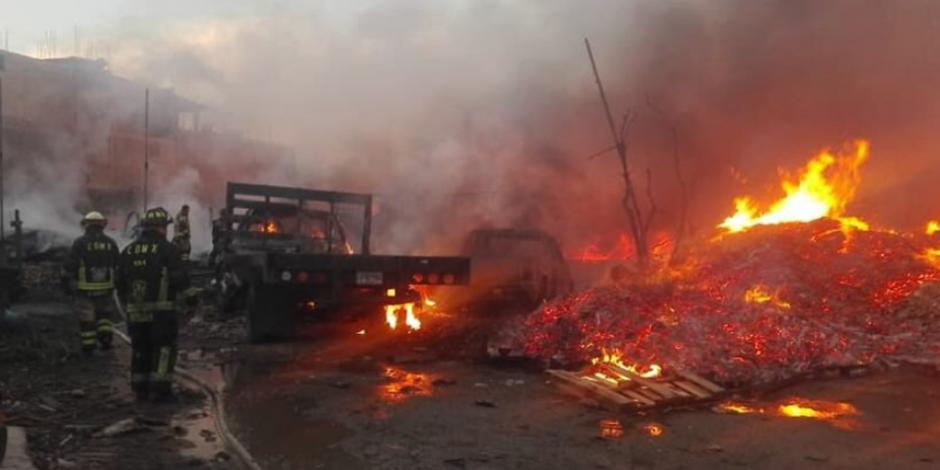VIDEO: Controlan incendio en maderería en Iztapalapa