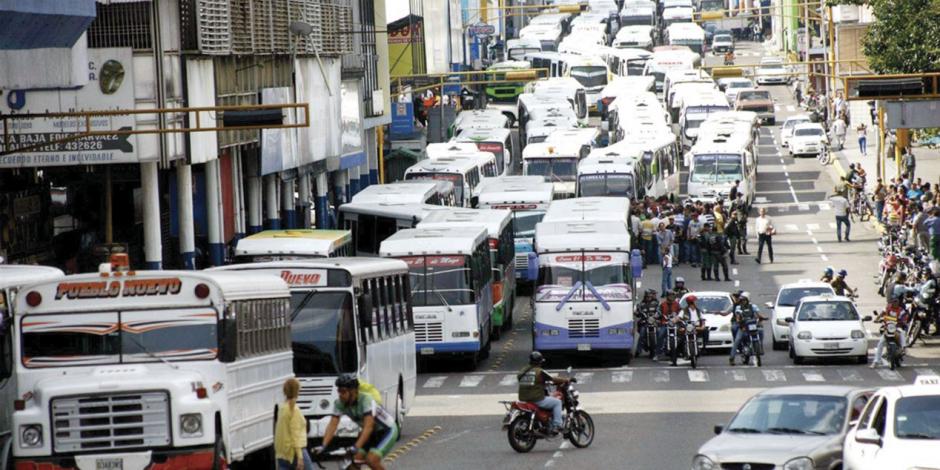 Transportistas marchan contra censo de Maduro
