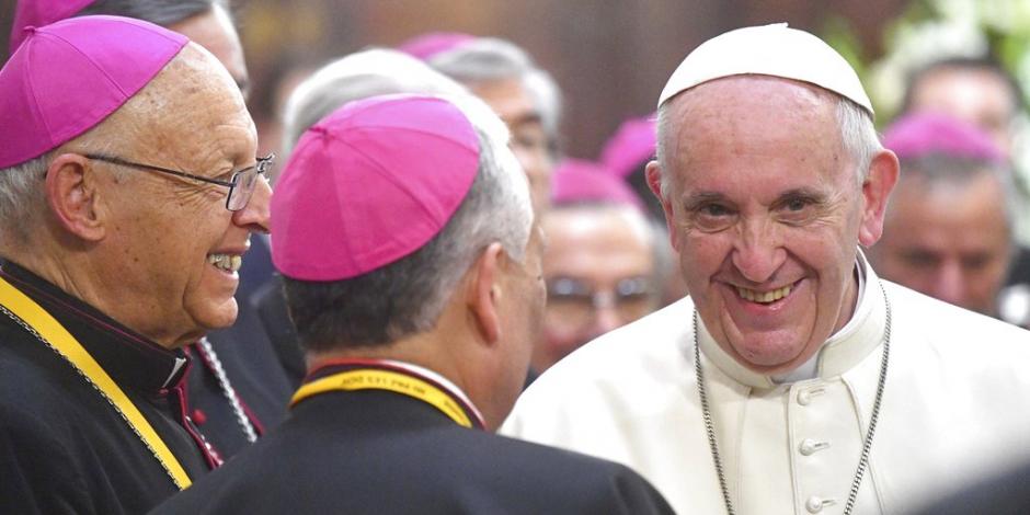 Obispo acusado de encubrir abusos sexuales acude a misa del Papa