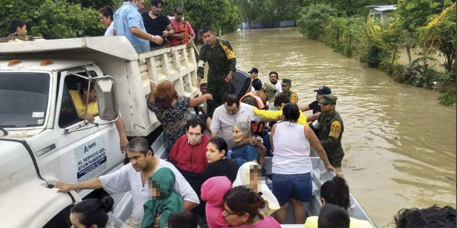 Ejército rescata a familias atrapadas por inundaciones en Álamo, Veracruz