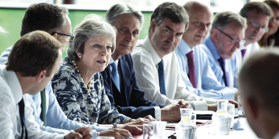 May reúne a los ministros para vender su frágil visión del Brexit