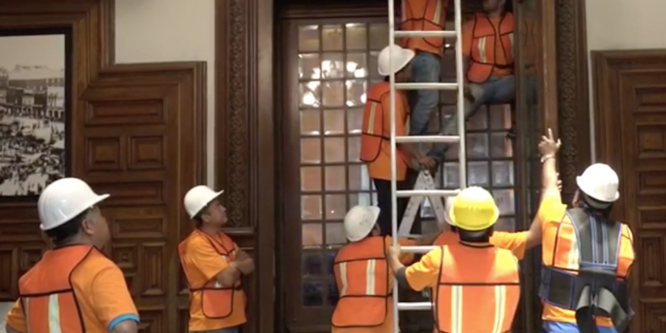 VIDEO: Así fue el retiro de puerta blindada en oficina de Sheinbaum