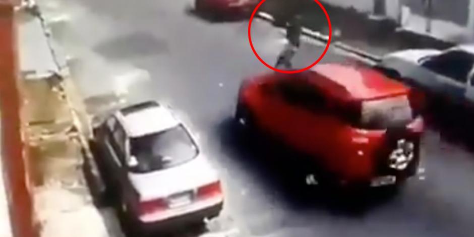 VIDEO: Se arrojaban a los coches para robar… hasta que algo salió mal