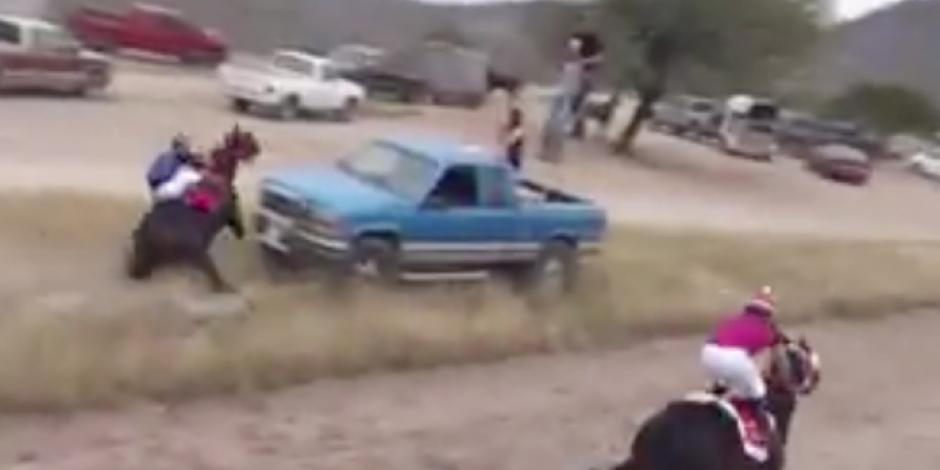 VIDEO: Caballo se lleva golpe brutal durante carrera en Veracruz