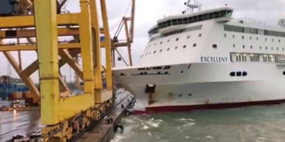 VIDEO: Ferry choca con grúa y causa incendio en puerto de Barcelona