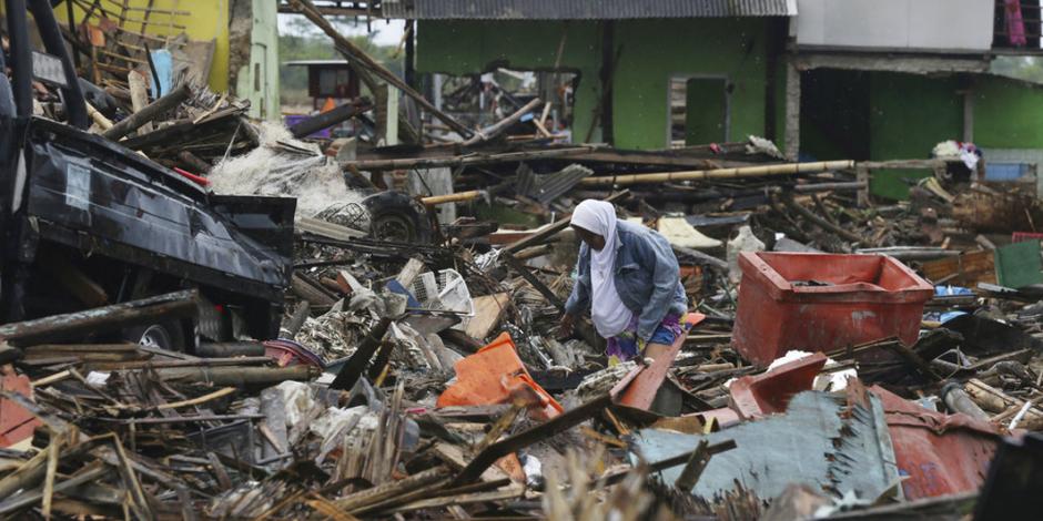 FOTOS: Aumenta a 420 los muertos por tsunami en Indonesia