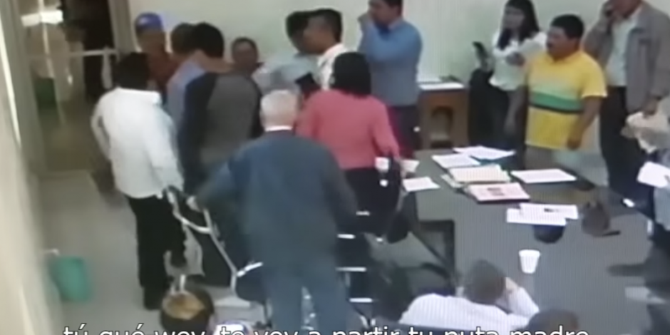 VIDEO: Con amenazas y golpes, regidor perredista intenta resolver disputa
