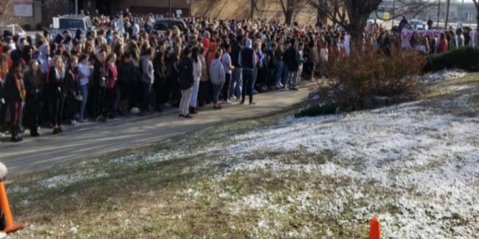 Estudiantes en EU dejan aulas para manifestarse masivamente por control de armas