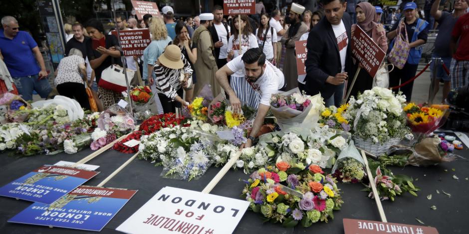 Recuerdan a víctimas embestidas por terroristas en el Puente de Londres