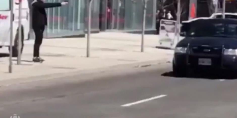 Destacan labor del policía que no disparó a atacante "armado" en Toronto