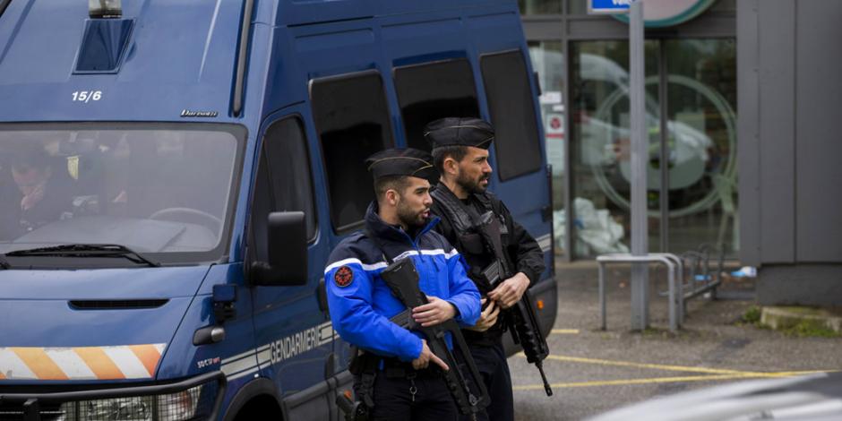 Hallan tres explosivos en supermercado atacado en Francia