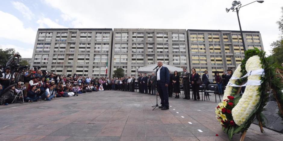 VIDEO: López Obrador honra a víctimas del 68