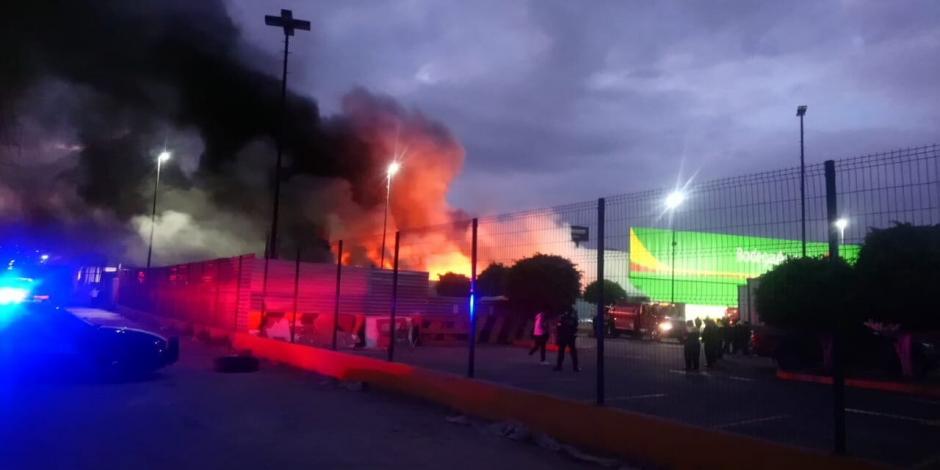 VIDEO: Arde juguetería de Bodega Aurrerá en Naucalpan